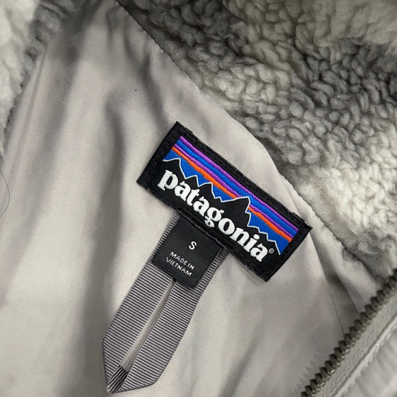 Patagonia Women's Gray and White Fleece Sweater - Picture 2 of 3